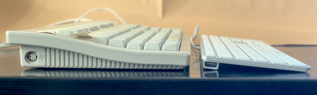 Apple Alu Tastatur neben AEK II